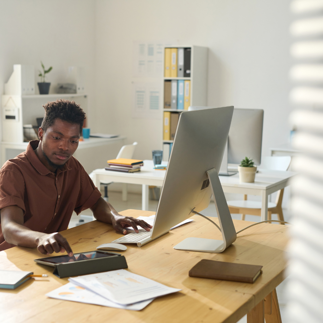 Profissional em home office com equipamentos Jabra